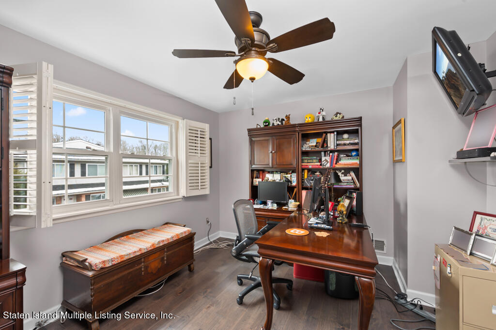 19 Seneca Loop Staten Island, NY 10314 - Photo 14 of 31 14