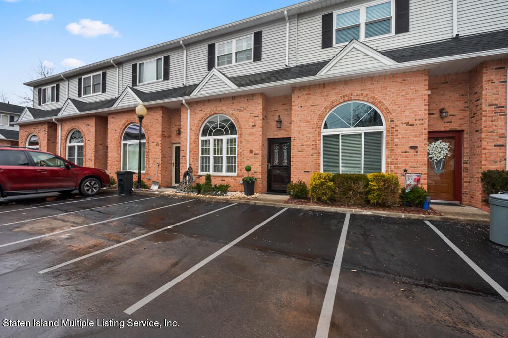 19 Seneca Loop Staten Island, NY 10314 - Photo 2 of 31 2