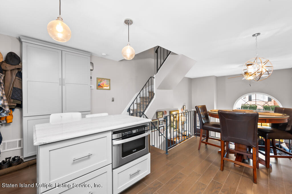 19 Seneca Loop Staten Island, NY 10314 - Photo 9 of 31 9