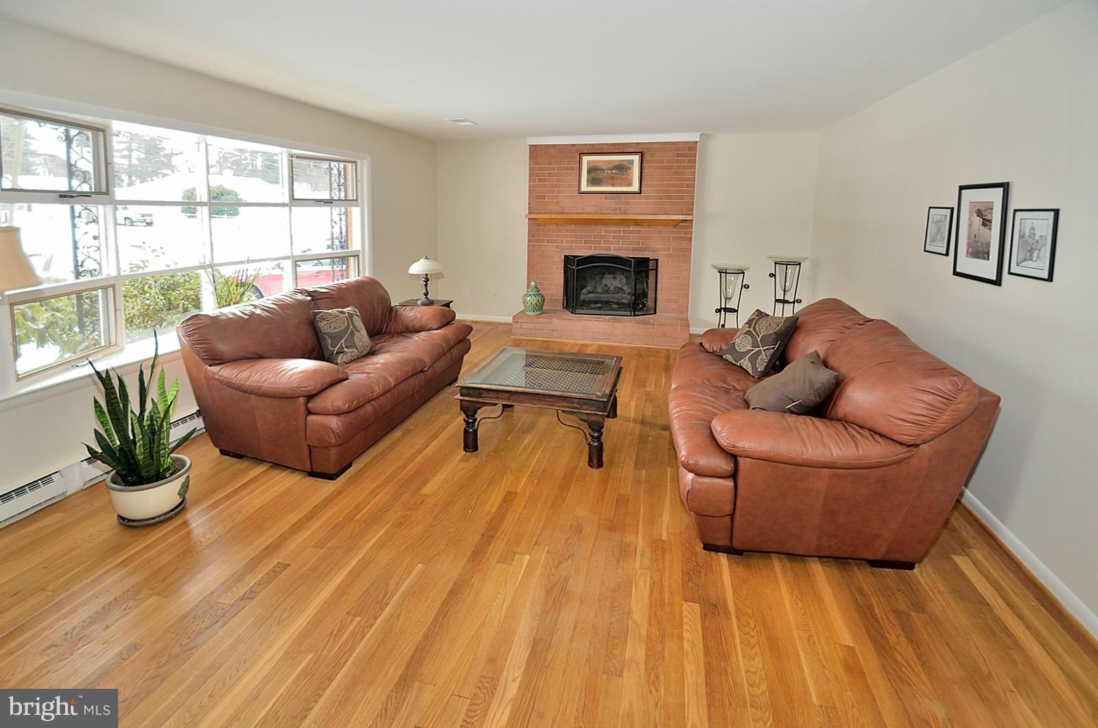 309 Dry Mill Road Southwest Leesburg, VA 20175 - Photo 2 of 22 Living Room