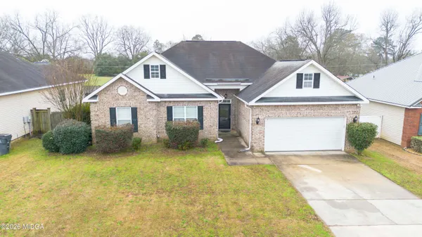 a view of a house with backyard and garden