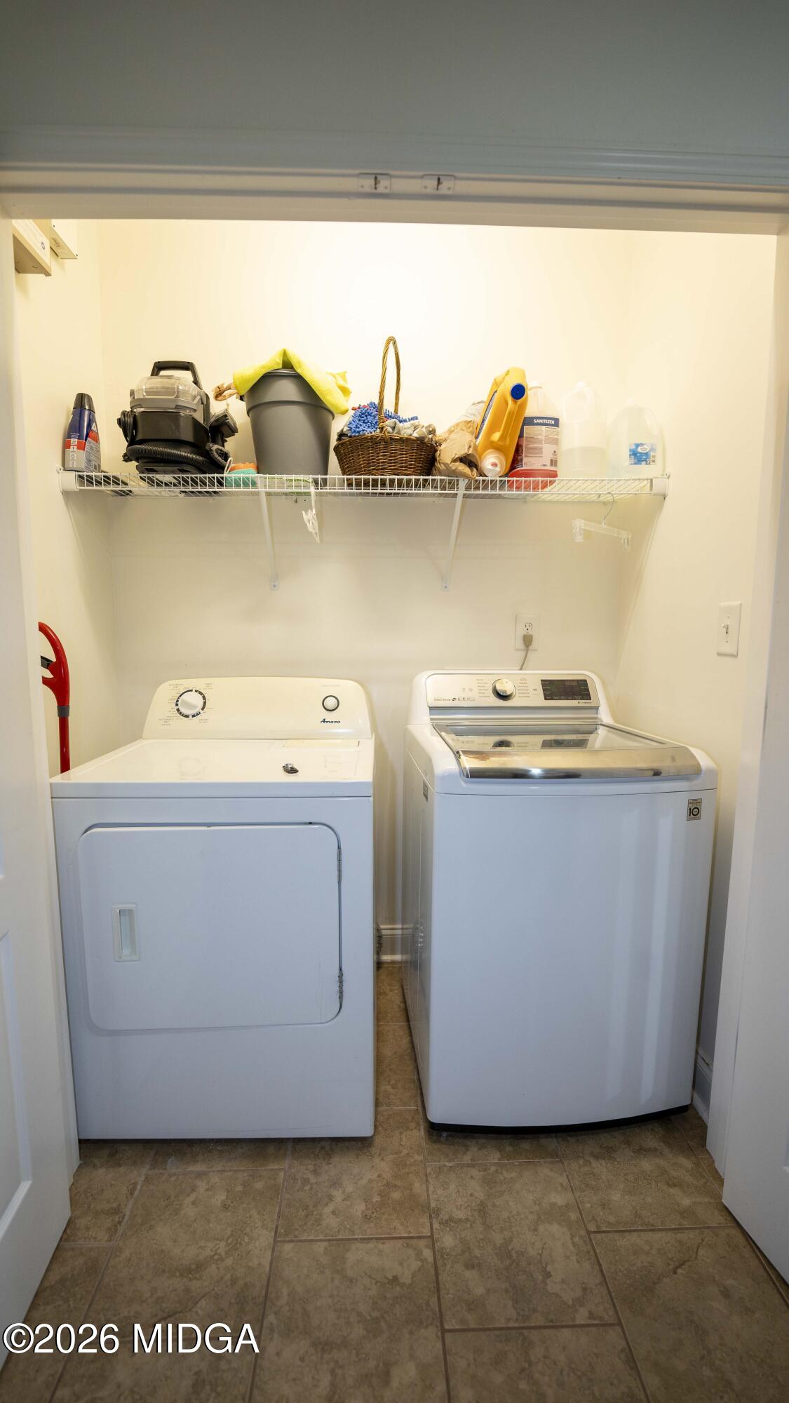 207 Broderick Circle Warner Robins, GA 31088 - Photo 17 of 33 a utility room with two washing machine