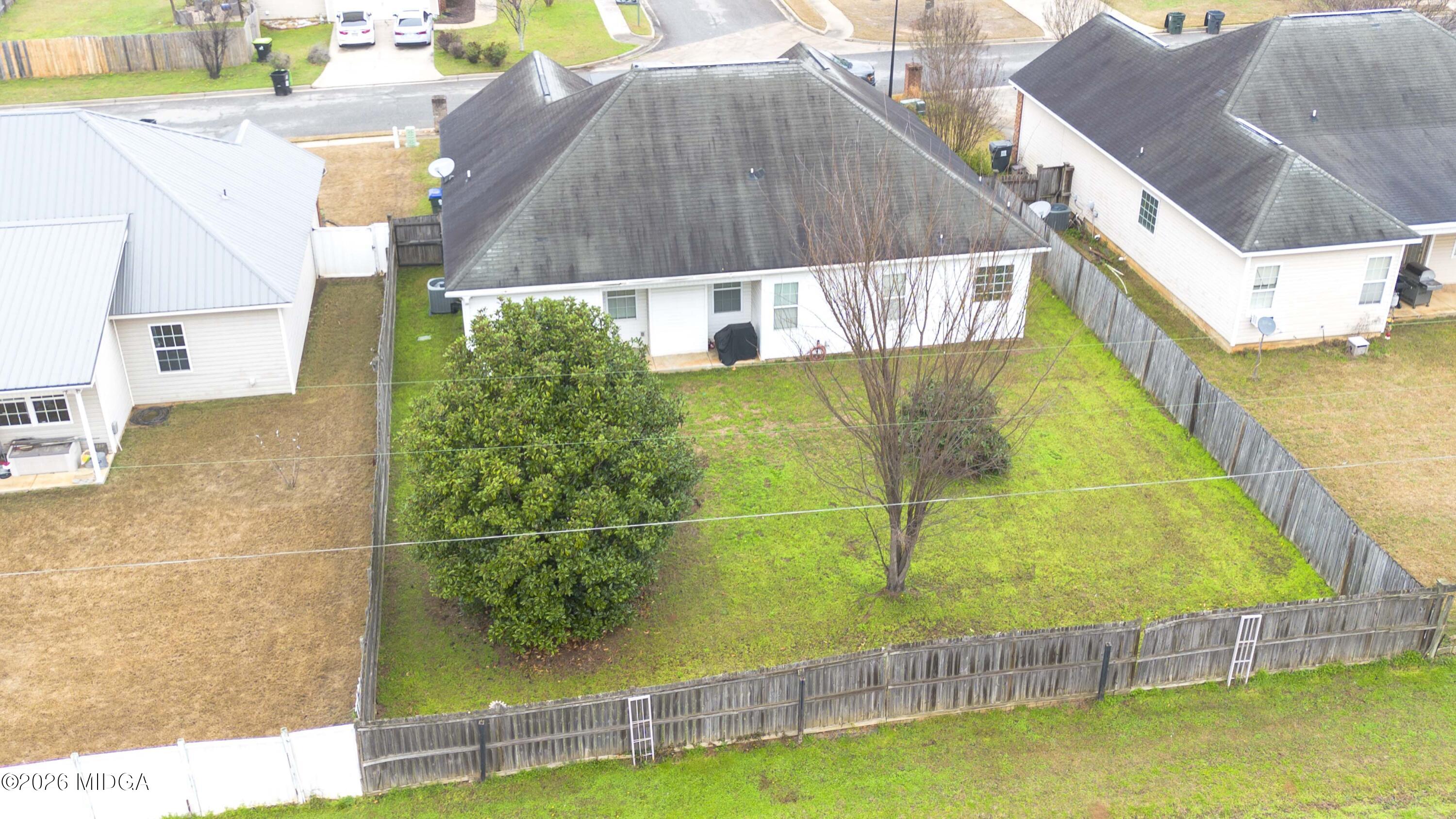 207 Broderick Circle Warner Robins, GA 31088 - Photo 5 of 33 a small pool is sitting in the middle of a yard