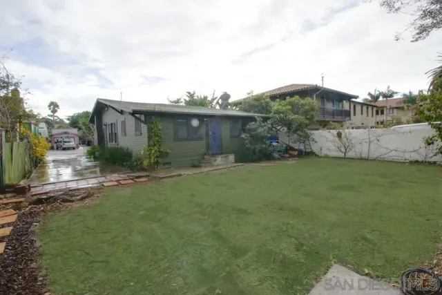 a view of a back yard