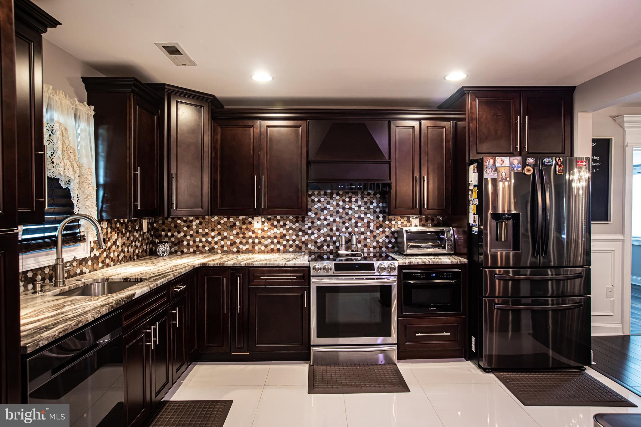 22 Hamlet Road Levittown, PA 19056 - Photo 2 of 43 Gallery Image 2