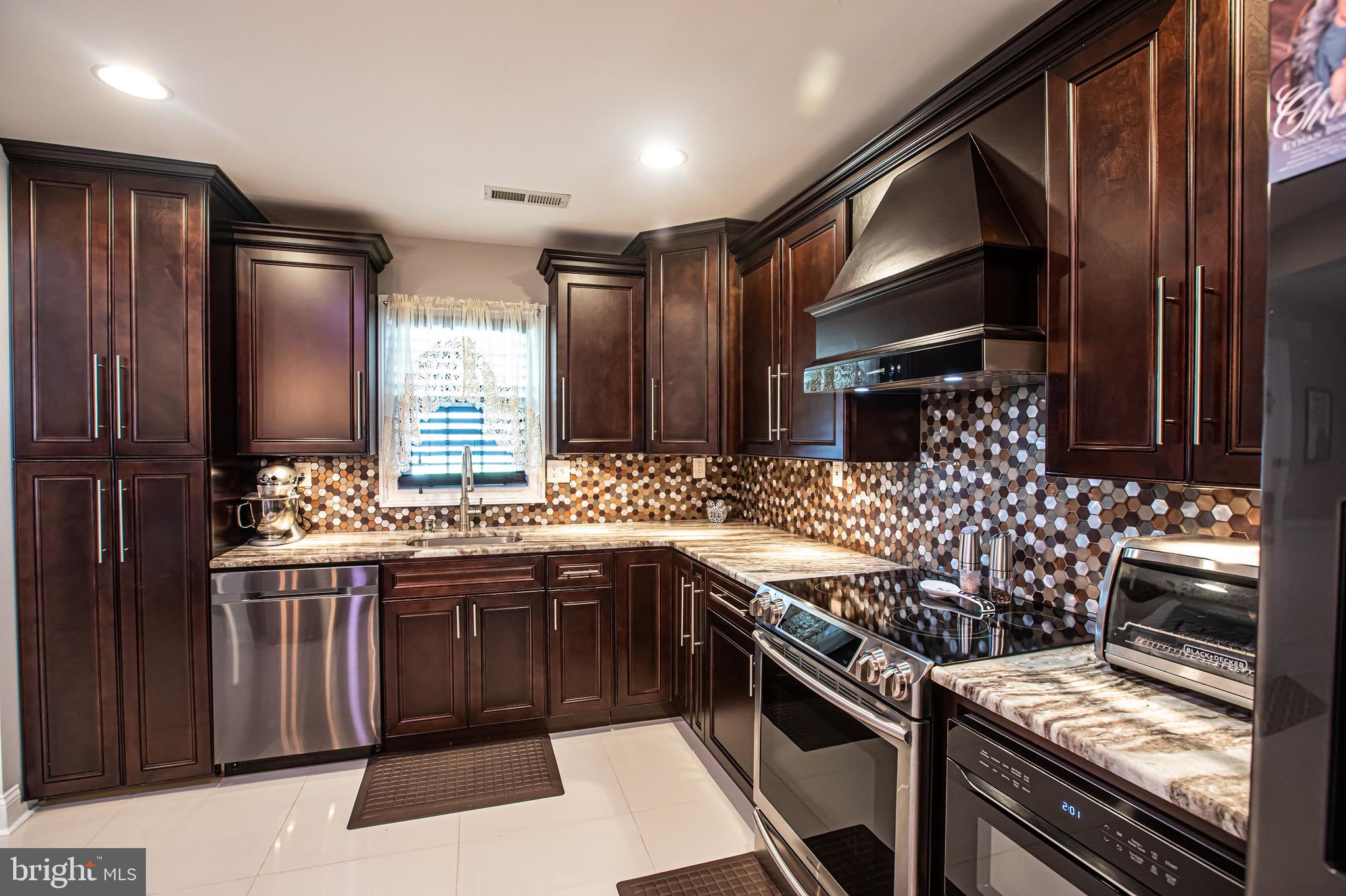 22 Hamlet Road Levittown, PA 19056 - Photo 3 of 43 Gallery Image 3