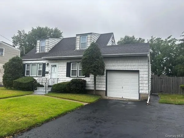 $549,990 | 216 Bergen Court, Copiague, NY 11726