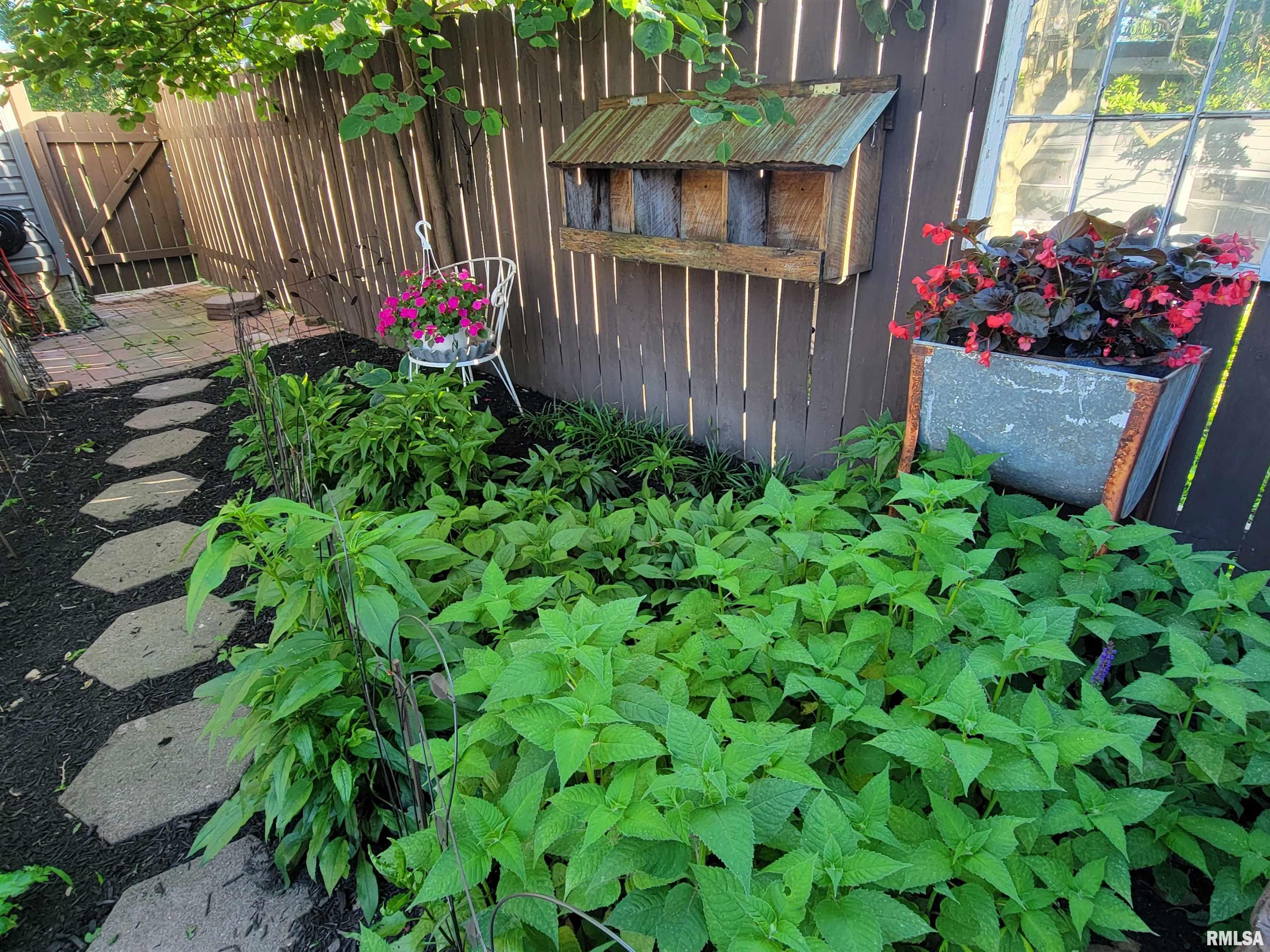 413 East 5th Street Flora, IL 62839 - Photo 5 of 100 Gallery Image 5
