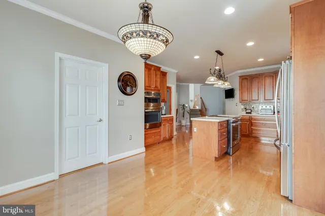 a kitchen that has a lot of cabinets in it