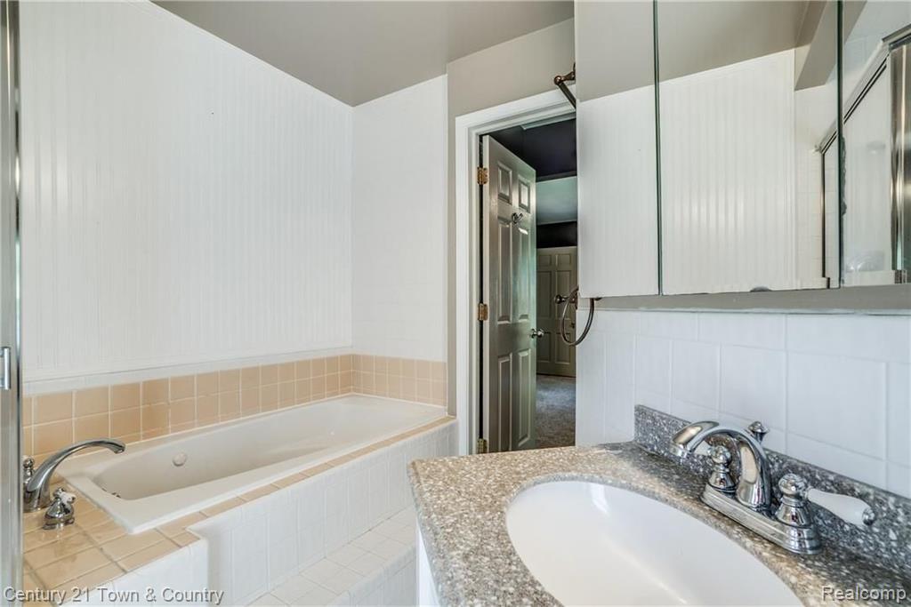 4100 Beach Road Troy, MI 48098 - Photo 32 of 54