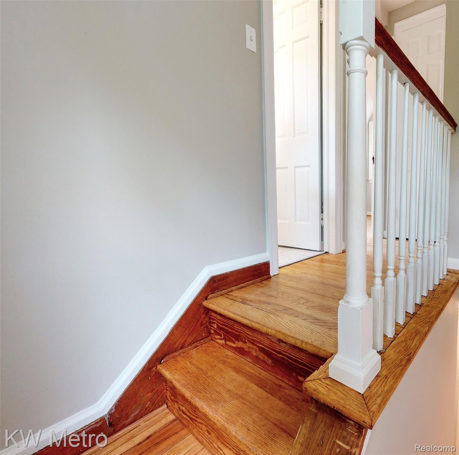 56 Kensington Boulevard Pleasant Ridge, MI 48069 - Photo 16 of 29 Upper staircase