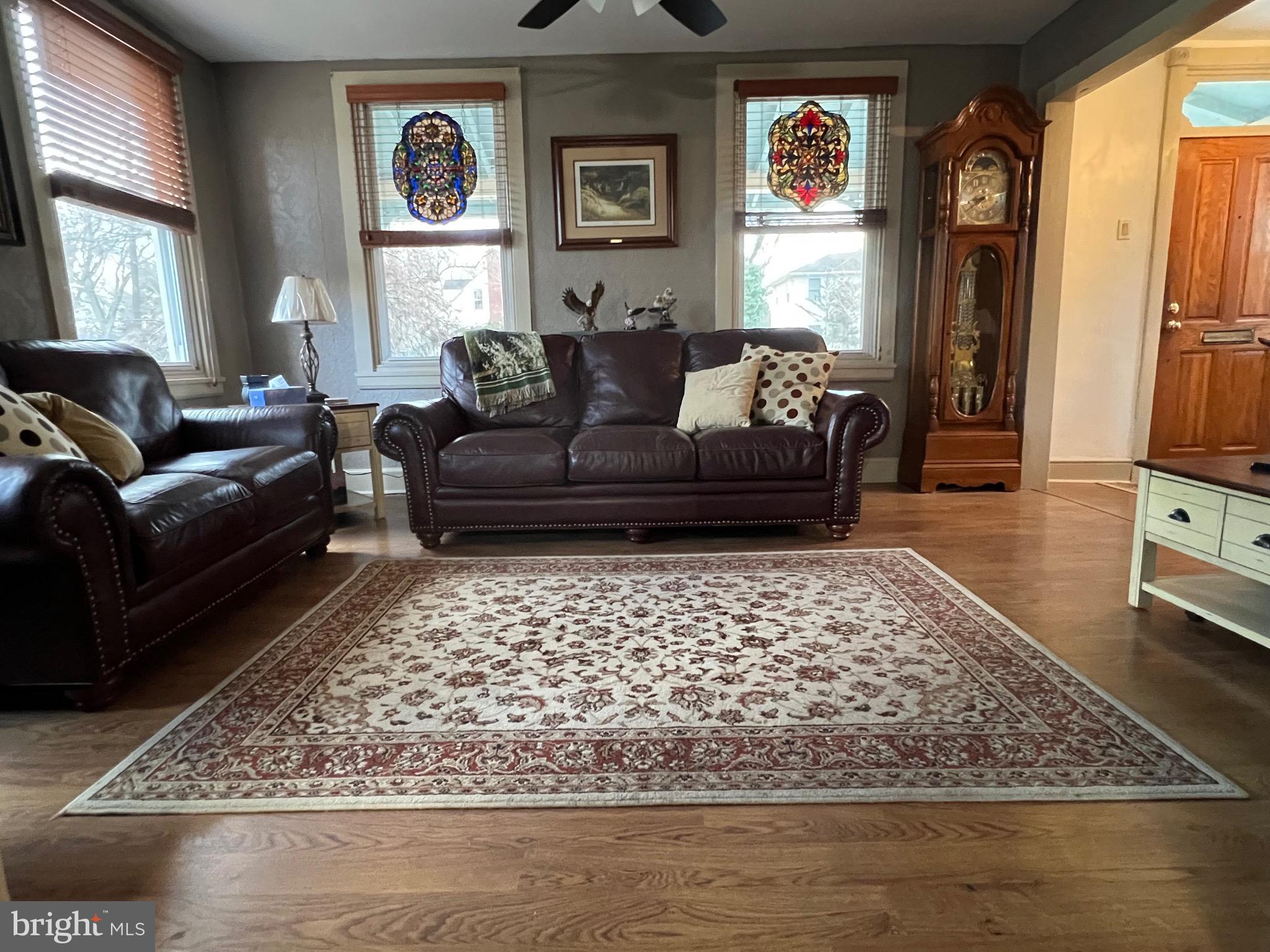 9 Warren Street Edgewater Park, NJ 08010 - Photo 4 of 25 Living Room