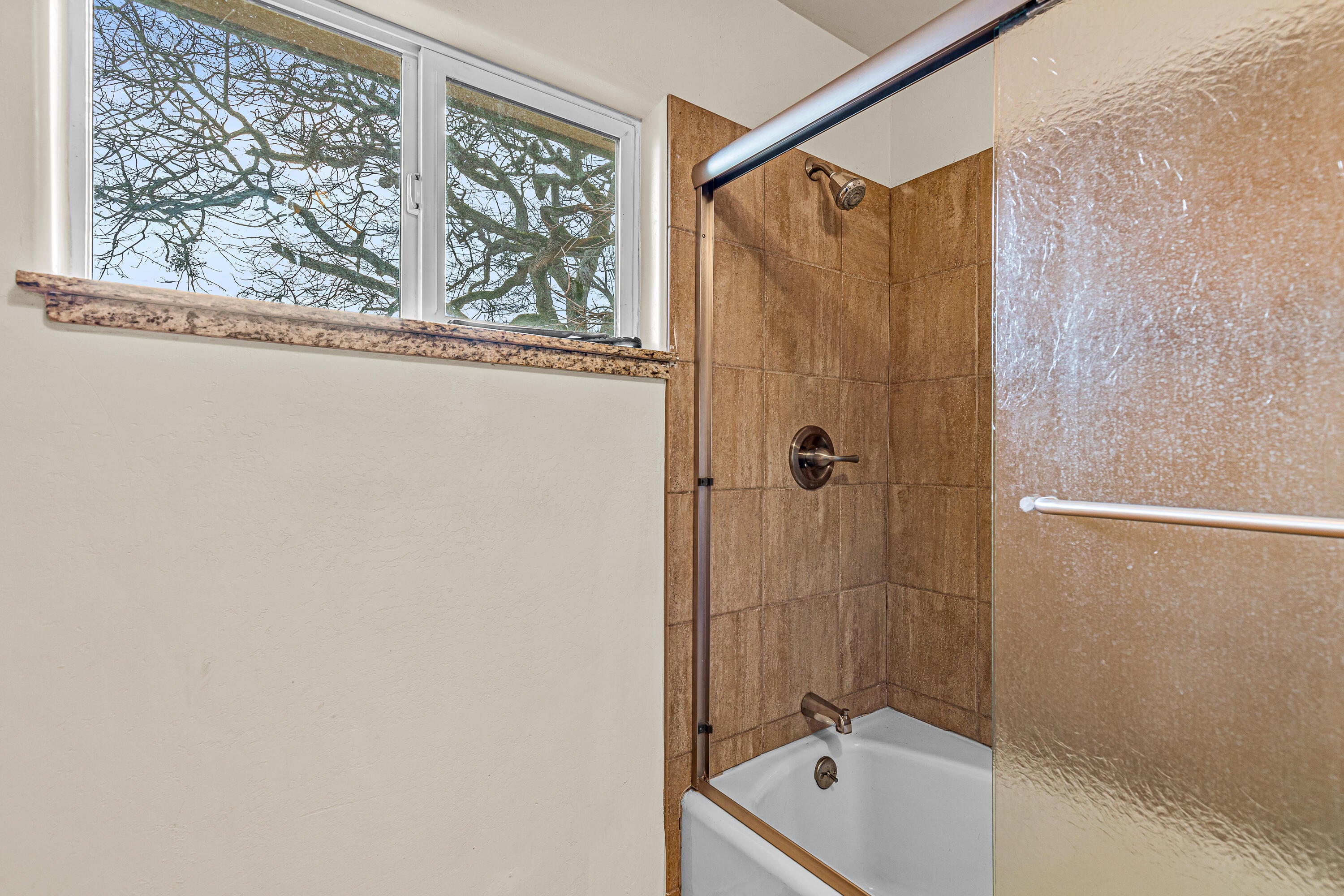 4260 Clayton Road Ashland, OR 97520 - Photo 20 of 41 Bath 2