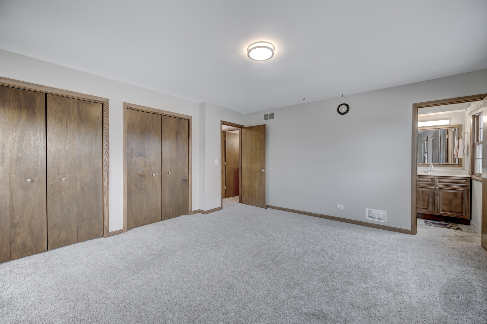 2820 Sun Valley Road Lisle, IL 60532 - Photo 11 of 46 a view of a livingroom with a kitchen