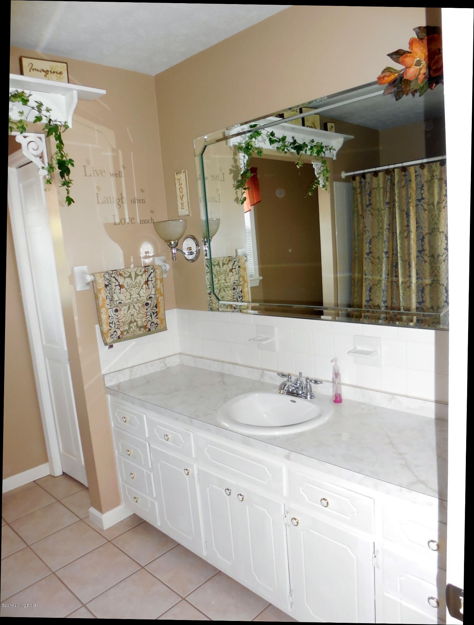 4603 Hedges Road Louisville, KY 40216 - Photo 11 of 22 upstairs bath