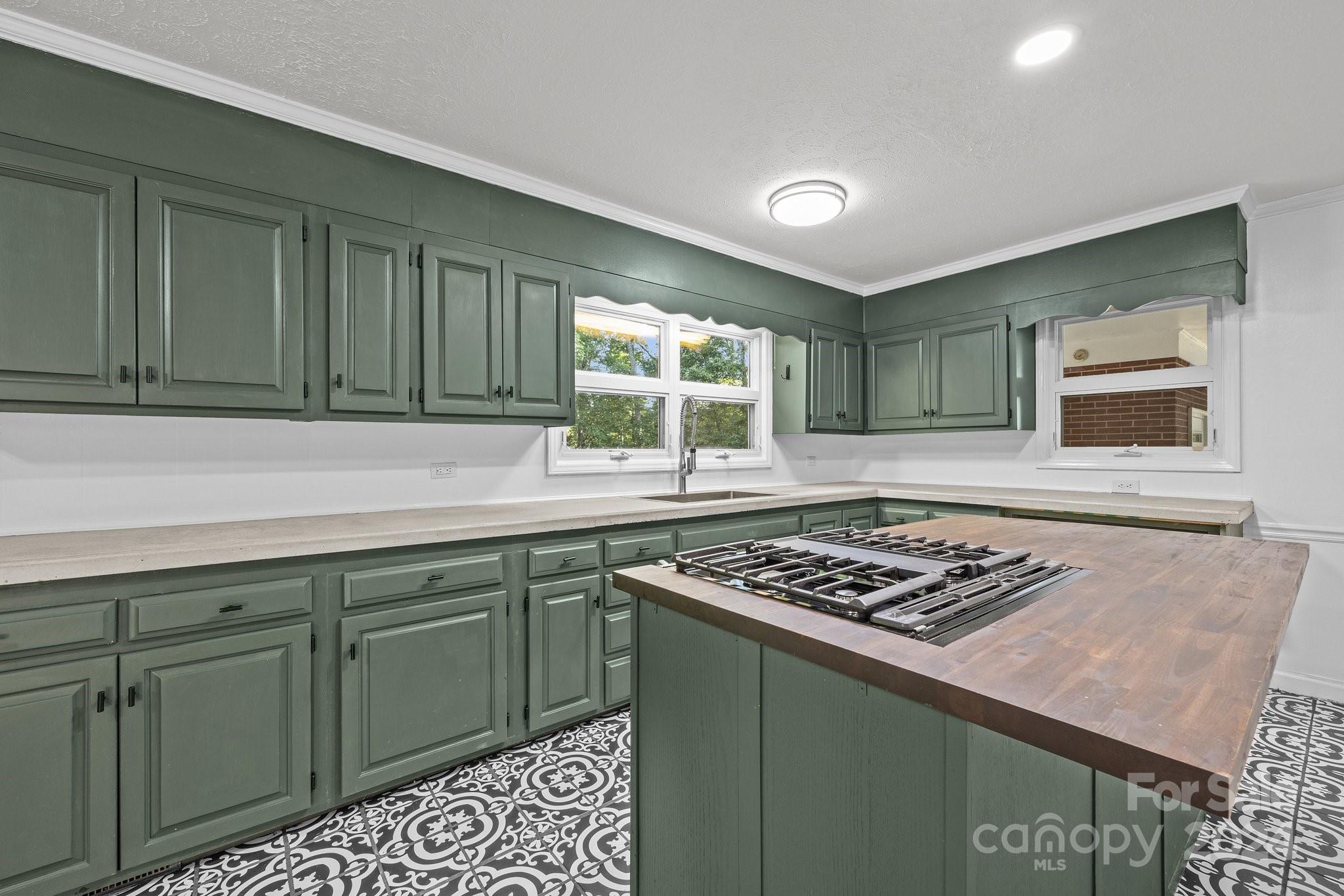 305 Landis Road Marion, NC 28752 - Photo 3 of 32 Gallery Image 3