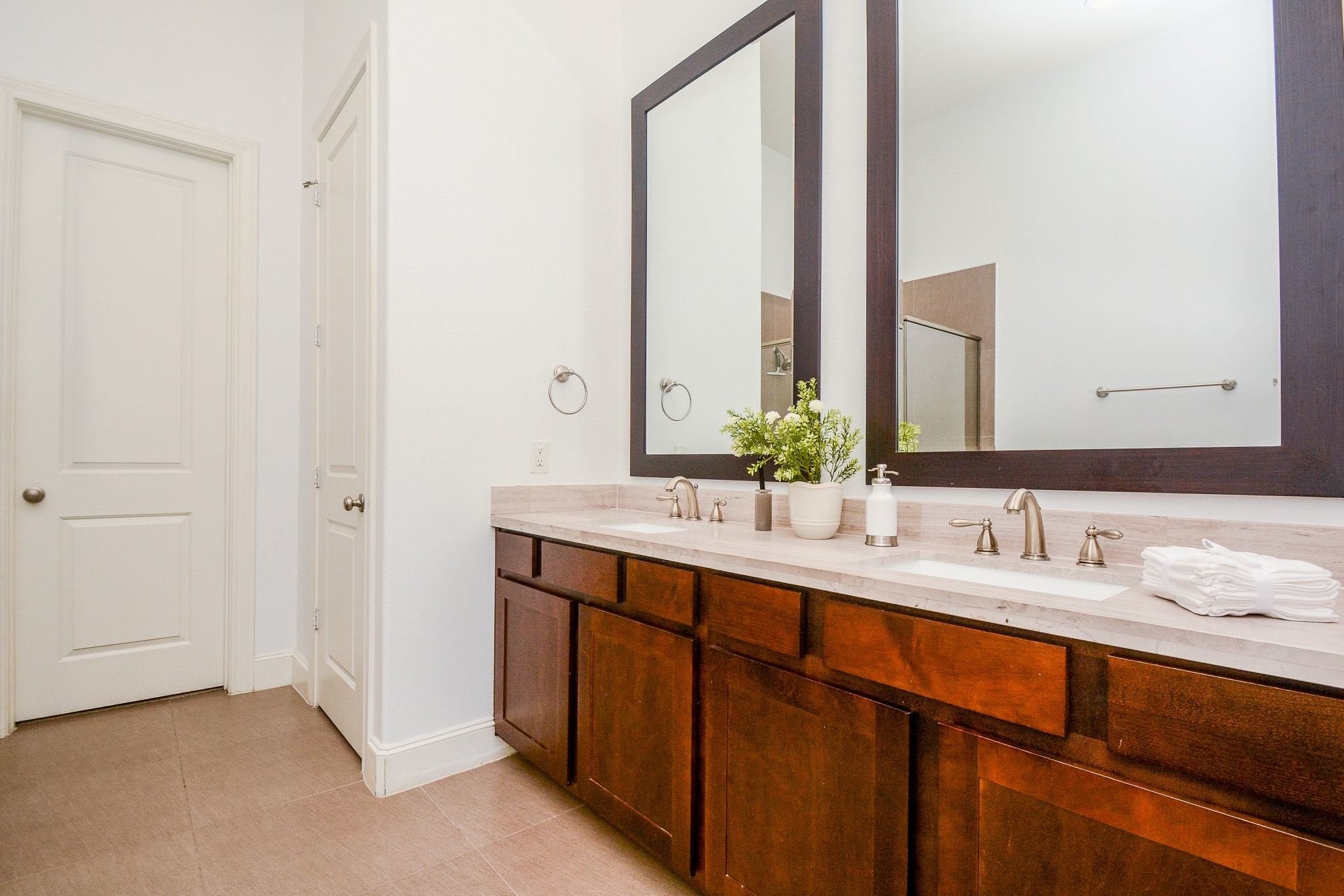2960 Rusk Street Houston, TX 77003 - Photo 17 of 25 Primary bathroom, double sinks