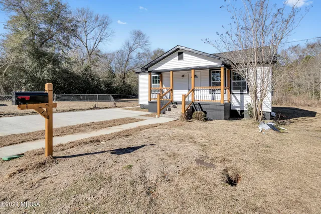 a view of a house with backyard