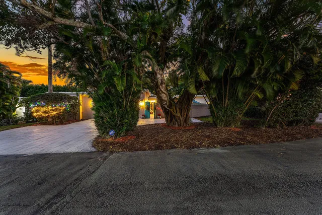 $2,300,000 | 800 Lagoon Lane, Lantana, FL 33462