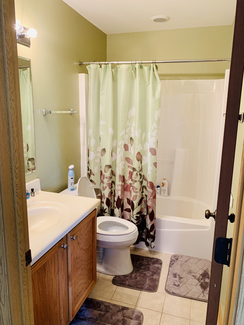 146 Goldenhill Street Carol Stream, IL 60188 - Photo 11 of 18 a bathroom with a sink toilet and shower