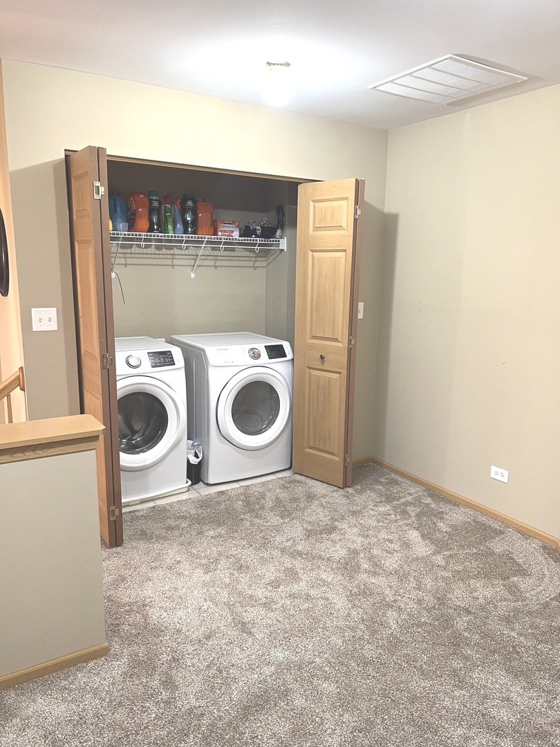 146 Goldenhill Street Carol Stream, IL 60188 - Photo 10 of 18 a utility room with dryer and washer