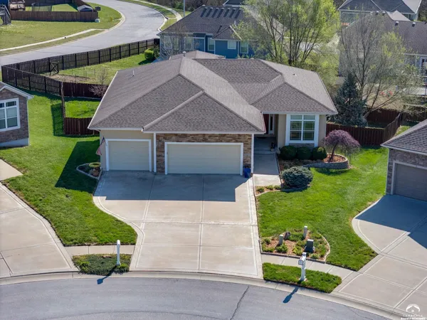 $460,000 | 16657 Sandstone Circle, Basehor, KS 66007