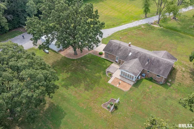 $355,000 | 1723 Walnut Hill Road, Centralia, IL 62801