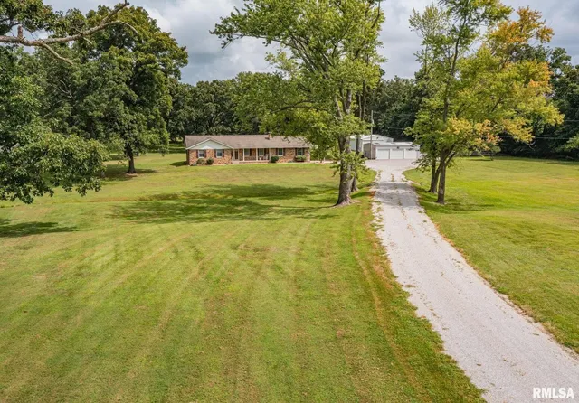 $355,000 | 1723 Walnut Hill Road, Centralia, IL 62801