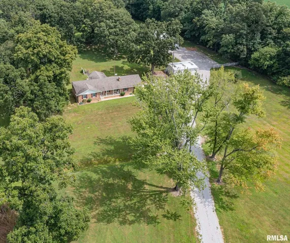 $355,000 | 1723 Walnut Hill Road, Centralia, IL 62801