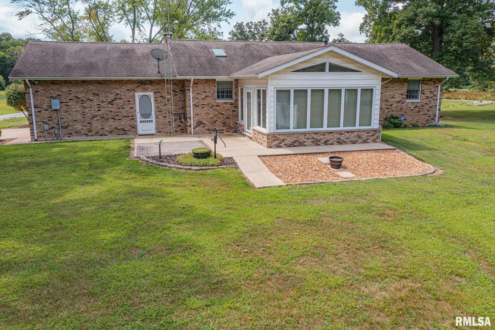 1723 Walnut Hill Road Centralia, IL 62801 - Photo 7 of 49