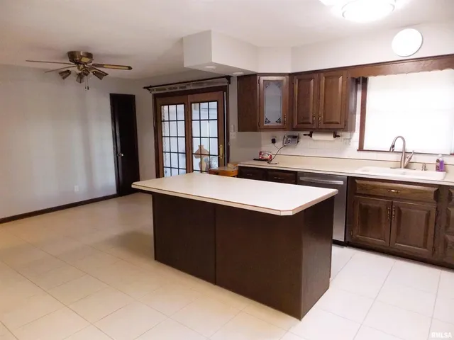 $355,000 | 1723 Walnut Hill Road, Centralia, IL 62801