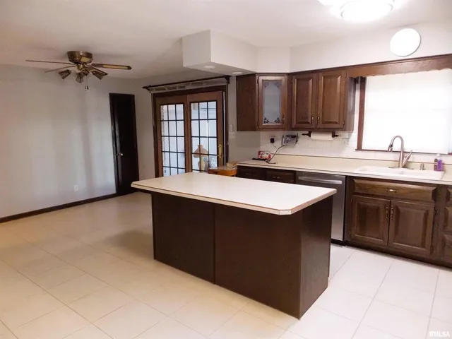 $355,000 | 1723 Walnut Hill Road, Centralia, IL 62801