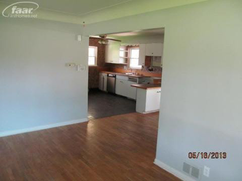 1168 South Genesee Road Burton, MI 48509 - Photo 10 of 17 20356855-9.JPG