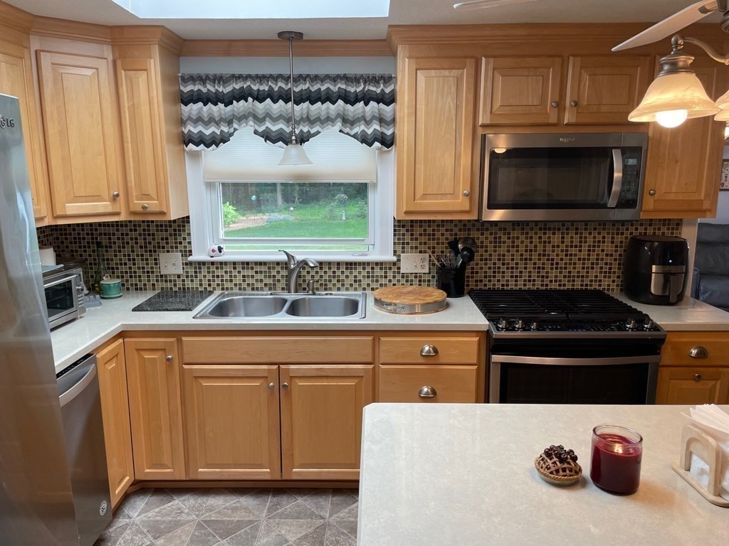 25 Helberg Road Springfield, MA 01128 - Photo 8 of 40