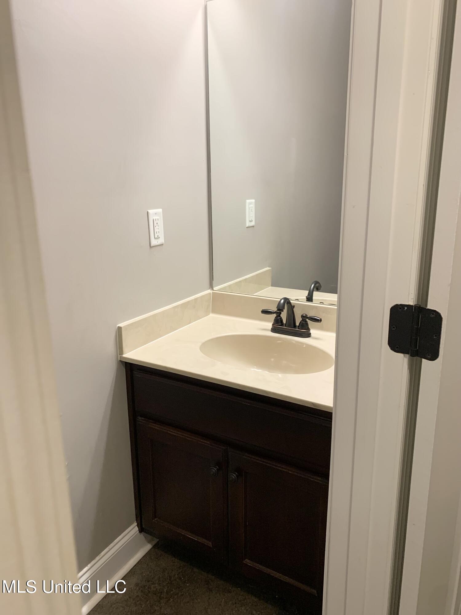 14181 Holly Springs Road Byhalia, MS 38611 - Photo 15 of 38 Half bath on main level