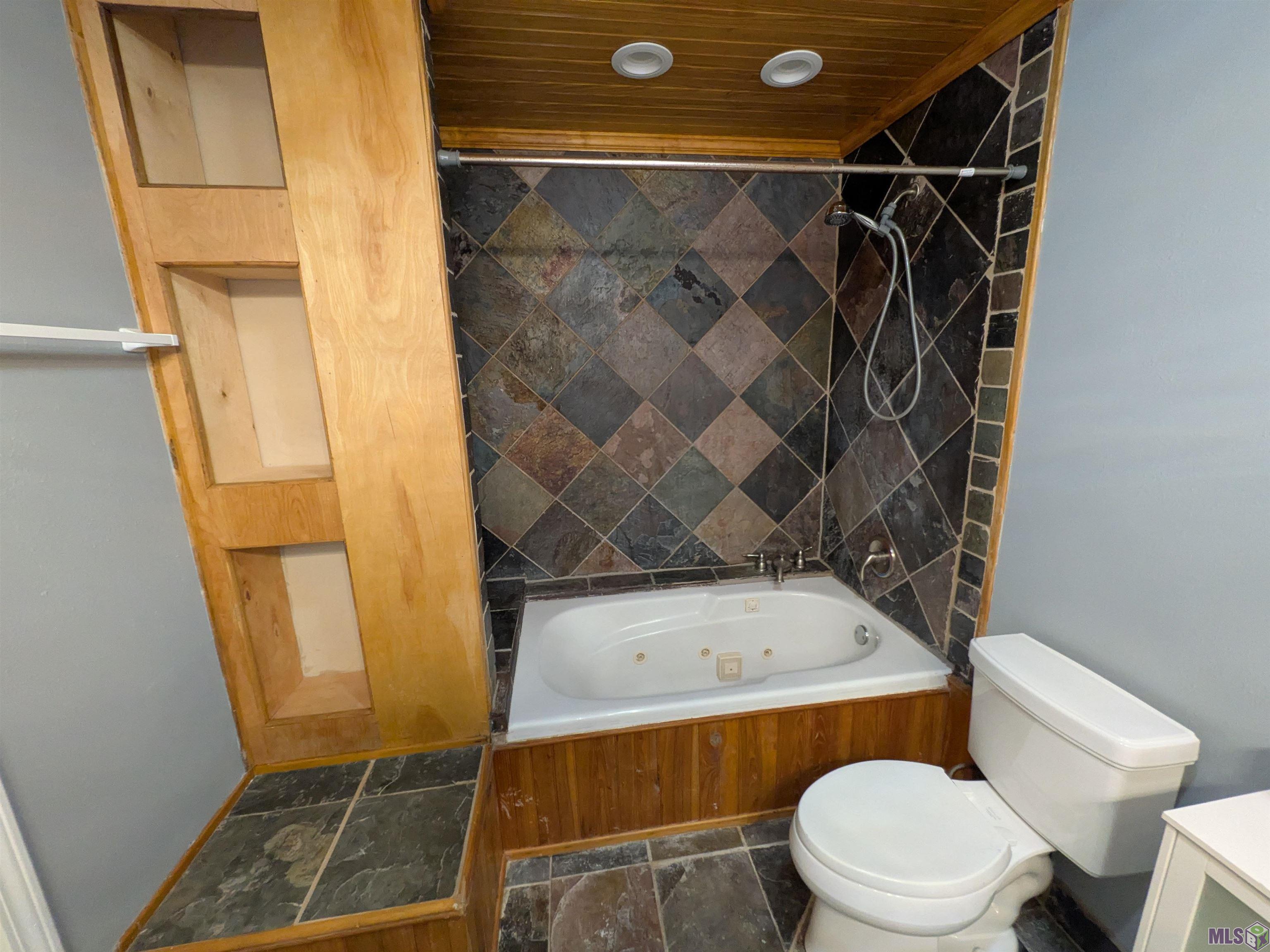 11591 Auburn Drive Baton Rouge, LA 70816 - Photo 15 of 22 Hall Bathroom