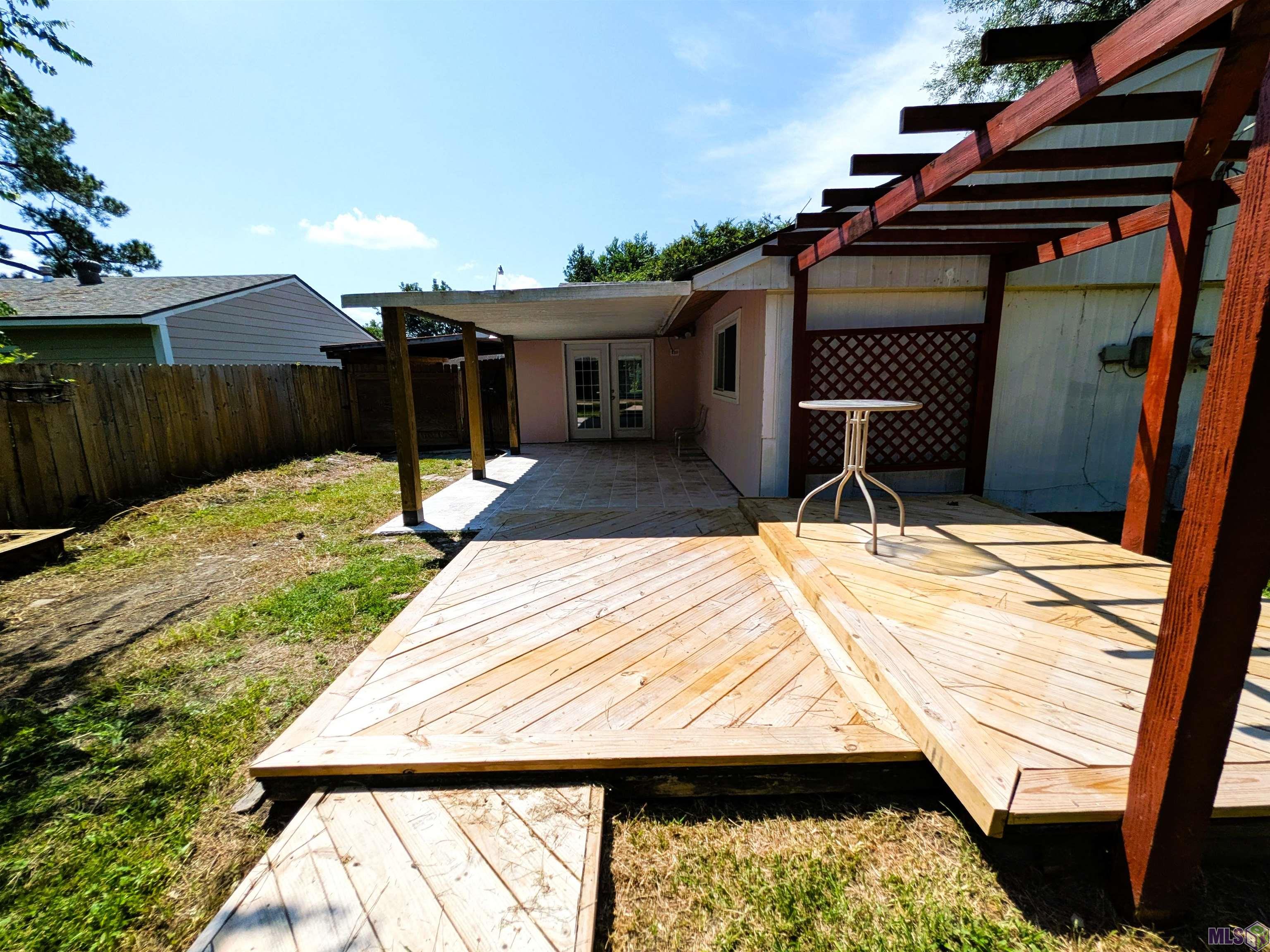 11591 Auburn Drive Baton Rouge, LA 70816 - Photo 19 of 22 Triple-Level Wood Decl w/ Pergola