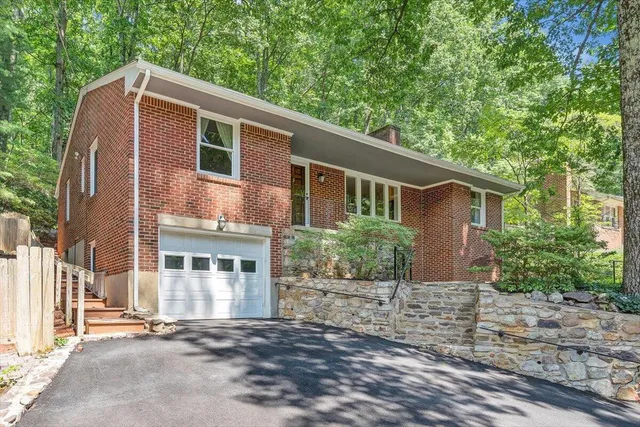 $425,000 | 2702 Yellow Mountain Road Southeast, Roanoke, VA 24014