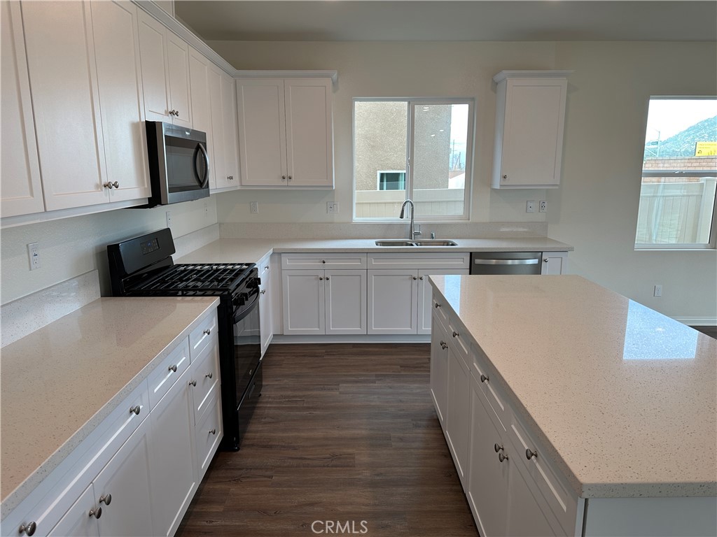7560 Citrusmoon Court Riverside, CA 92507 - Photo 3 of 18 a kitchen with a sink stove and cabinets