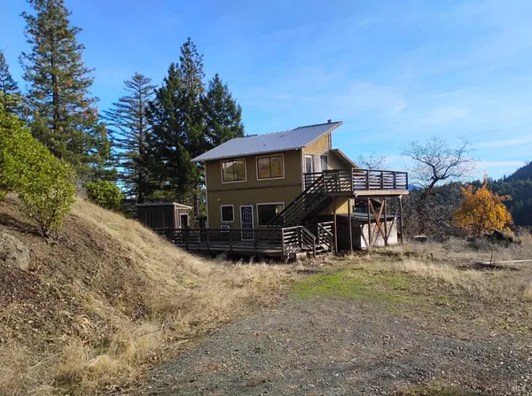 a view of a house with a yard