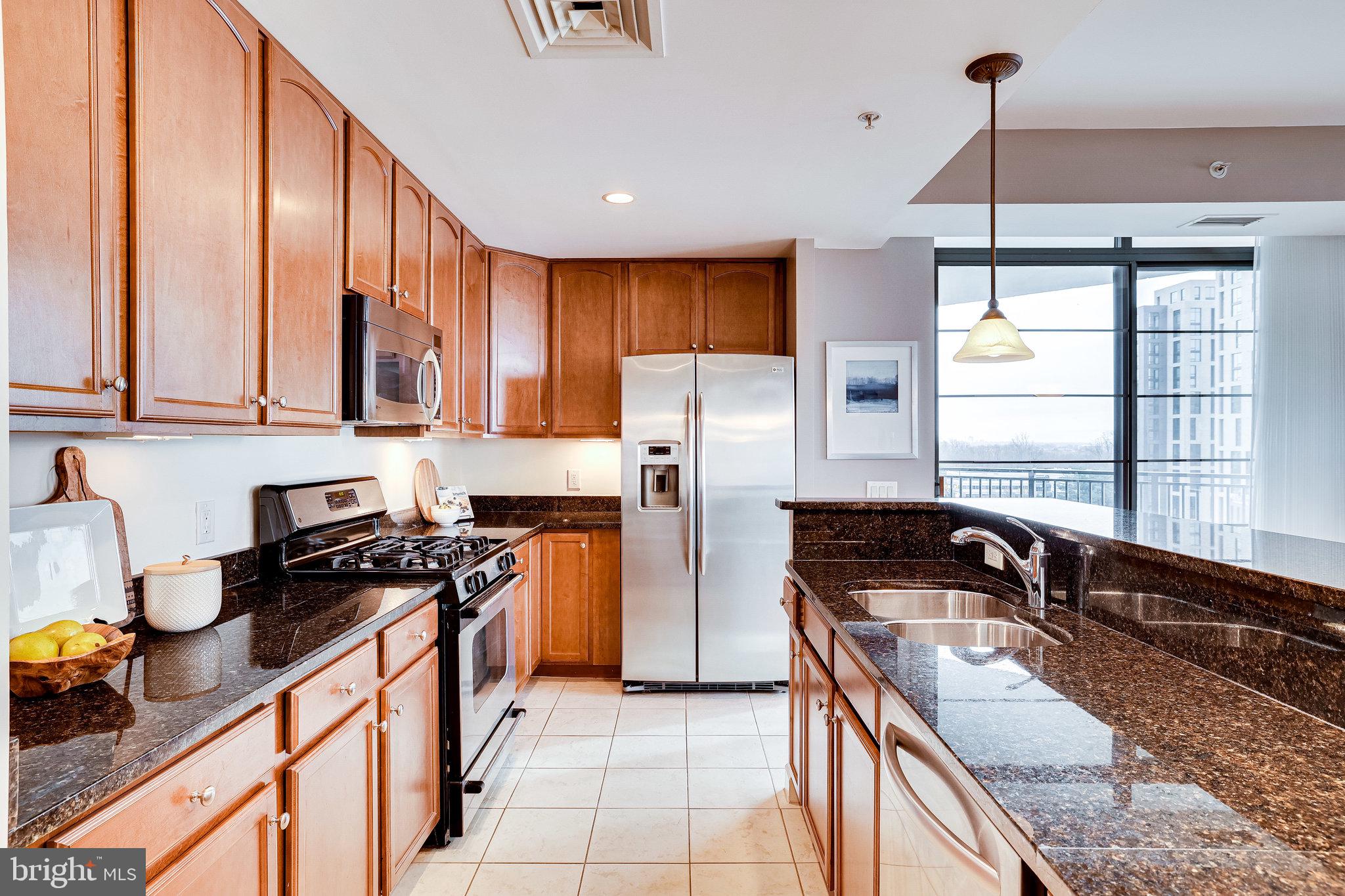 1830 Fountain Drive, Unit 1008 Reston, VA 20190 - Photo 5 of 42 Gas cooking, stainless and granite