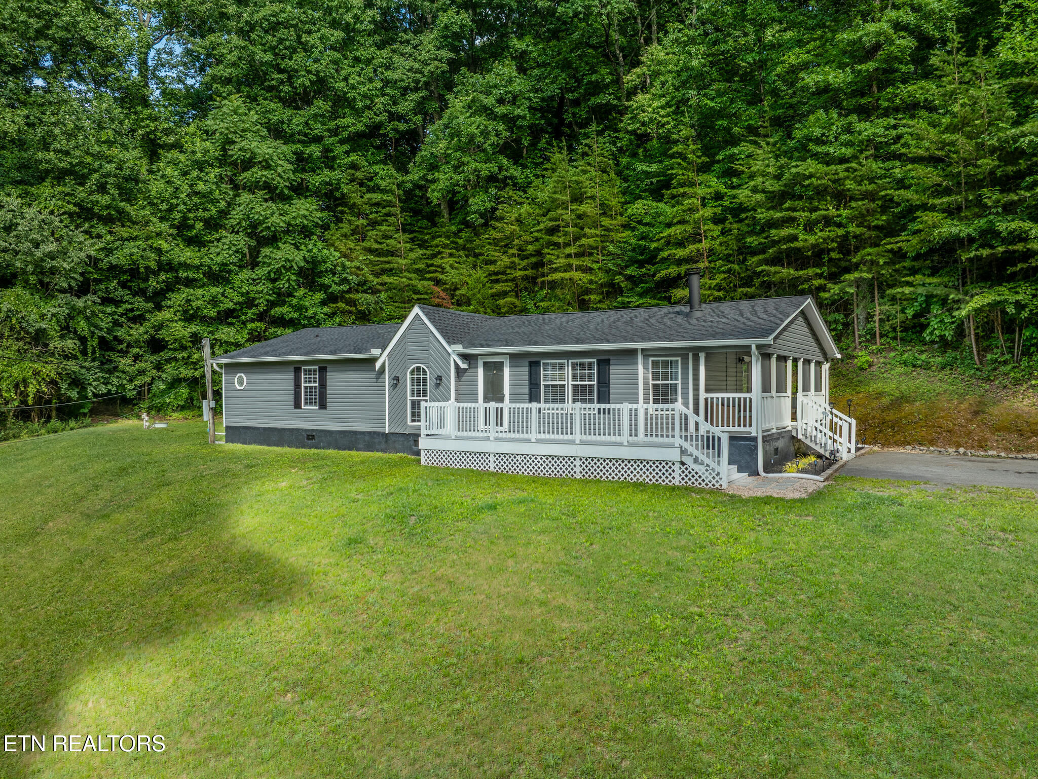 167 Cheyenne Lane Powell, TN 37849 - Photo 2 of 33 JeremyPitts-32