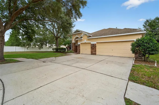 a view of entryway with a front door