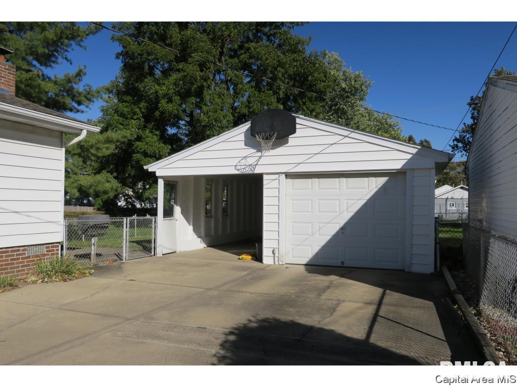 1108 North MacArthur Boulevard Springfield, IL 62702 - Photo 2 of 34