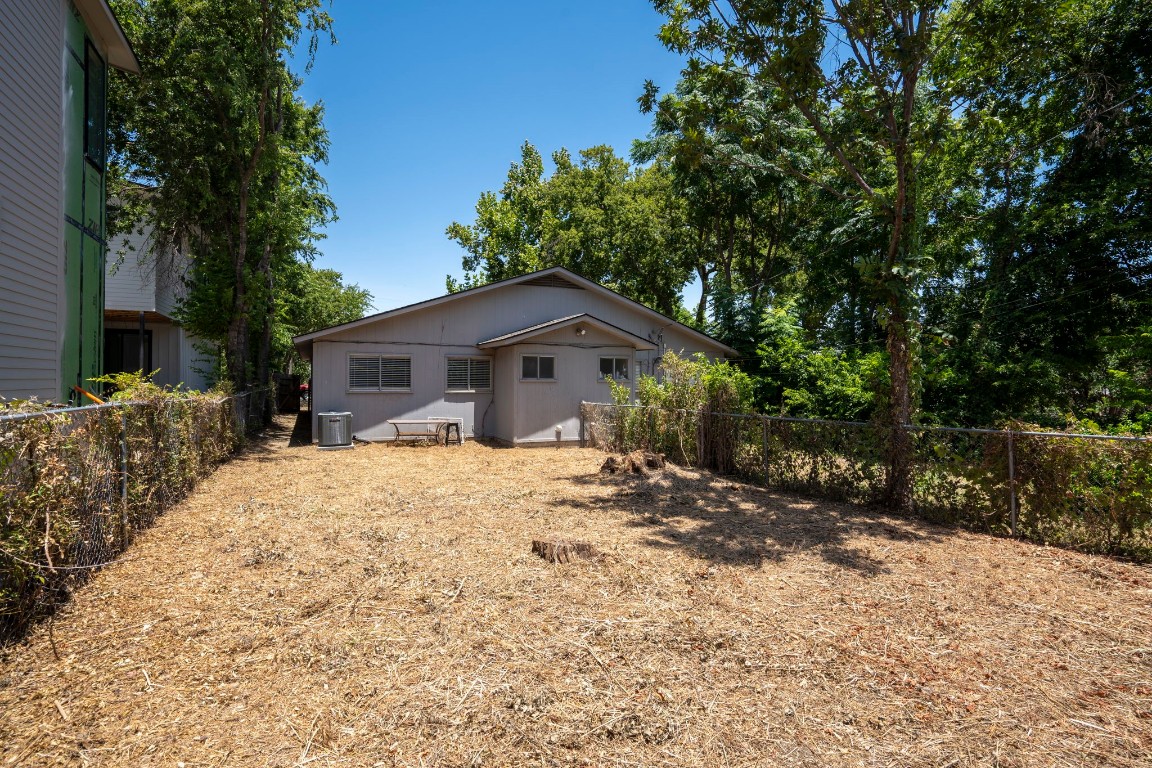 401 Blackson Avenue, Unit A Austin, TX 78752 - Photo 17 of 29 Look at this HUGE backyard. Great for gatherings.