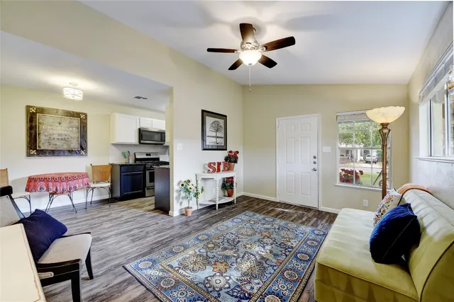 $1,900 | 401 Blackson Avenue, Unit A, Austin, TX 78752