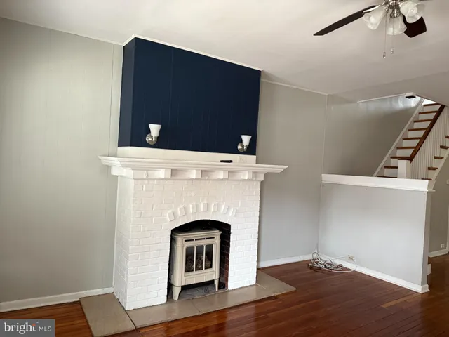 a view of washer and dryer in a room