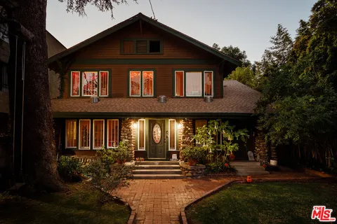 $2,695,000 | 2111 North Beachwood Drive, Los Angeles, CA 90068