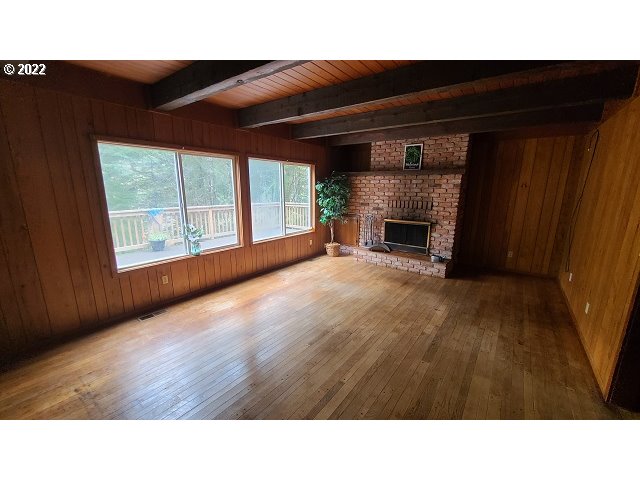 604 Thorton Oar Lane Reedsport, OR 97467 - Photo 11 of 32 a black and white photo of a livingroom