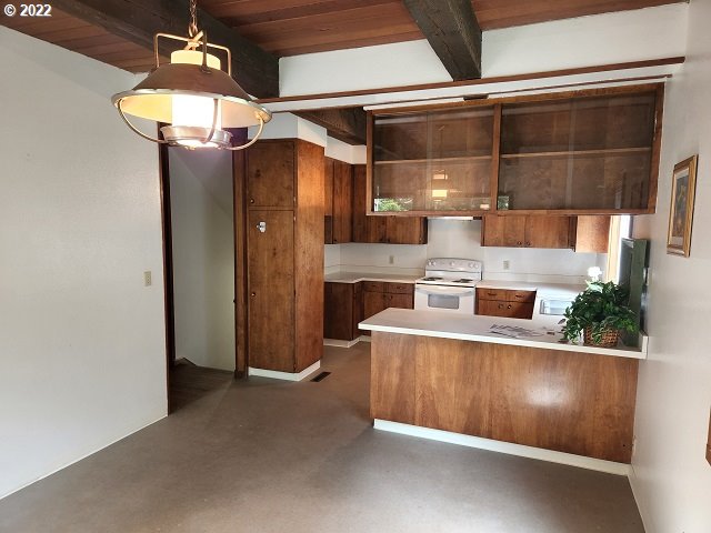 604 Thorton Oar Lane Reedsport, OR 97467 - Photo 14 of 32 a view of a hallway with seating space